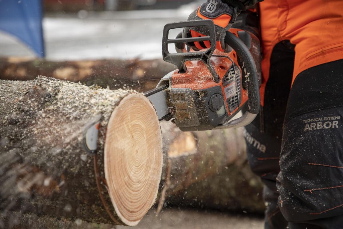 Klare Sicht durch die Kettenbremse auch bei der Rearhandle Akku-Kettensäge 540i XP.