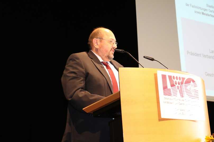 Gerhard Zäh, Präsident des VGL Bayern, bei seinem Grußwort anlässlich der Schulschlussfeier der Staatlichen Meister- und Technikerschule für Weinbau und Gartenbau in Veitshöchheim. | Foto: Jochen Henning, VGL Bayern Gerhard Zäh, Präsident des VGL Bayern, bei seinem Grußwort anlässlich der Schulschlussfeier der Staatlichen Meister- und Technikerschule für Weinbau und Gartenbau in Veitshöchheim. | Foto: Jochen Henning, VGL Bayern