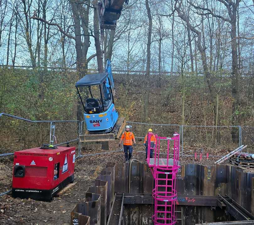 Wird kontrolliert in die Baugrube gehievt: der E-Minibagger SY19E. Am Grubenrand steht der externe Stromgenerator zum Laden. | Foto: Sany Wird kontrolliert in die Baugrube gehievt: der E-Minibagger SY19E. Am Grubenrand steht der externe Stromgenerator zum Laden. | Foto: Sany