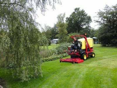 Frontmäher mit direkter Grasaufnahme für großflächige Grünflächenpflege