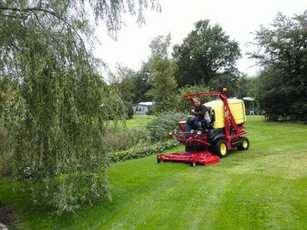 Frontmäher mit direkter Grasaufnahme für großflächige Grünflächenpflege