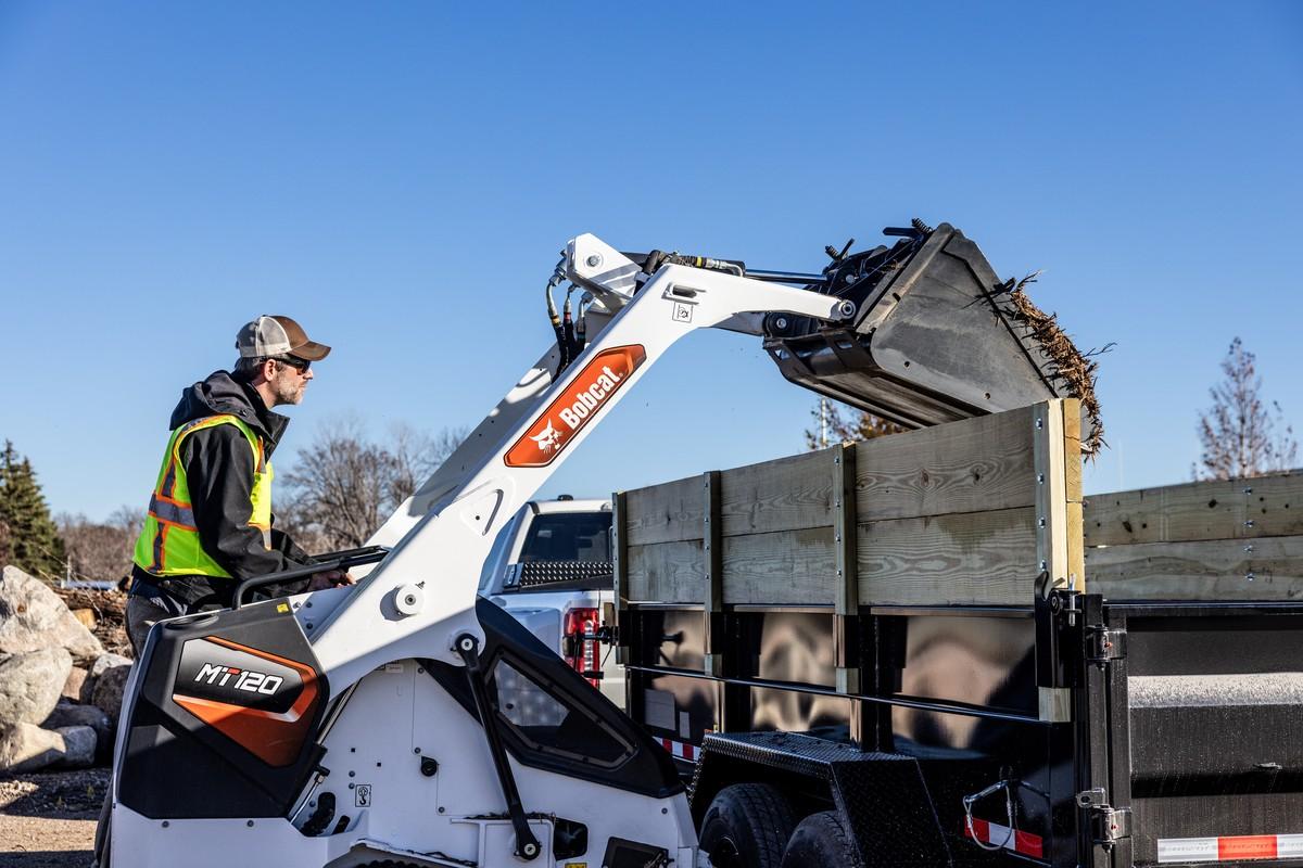 Mehr als 20 kompatiblen Anbaugeräte-Kategorien, bietet der neue Mini-Raupenlader MT120 von Bobcat. | Foto: Bobcat