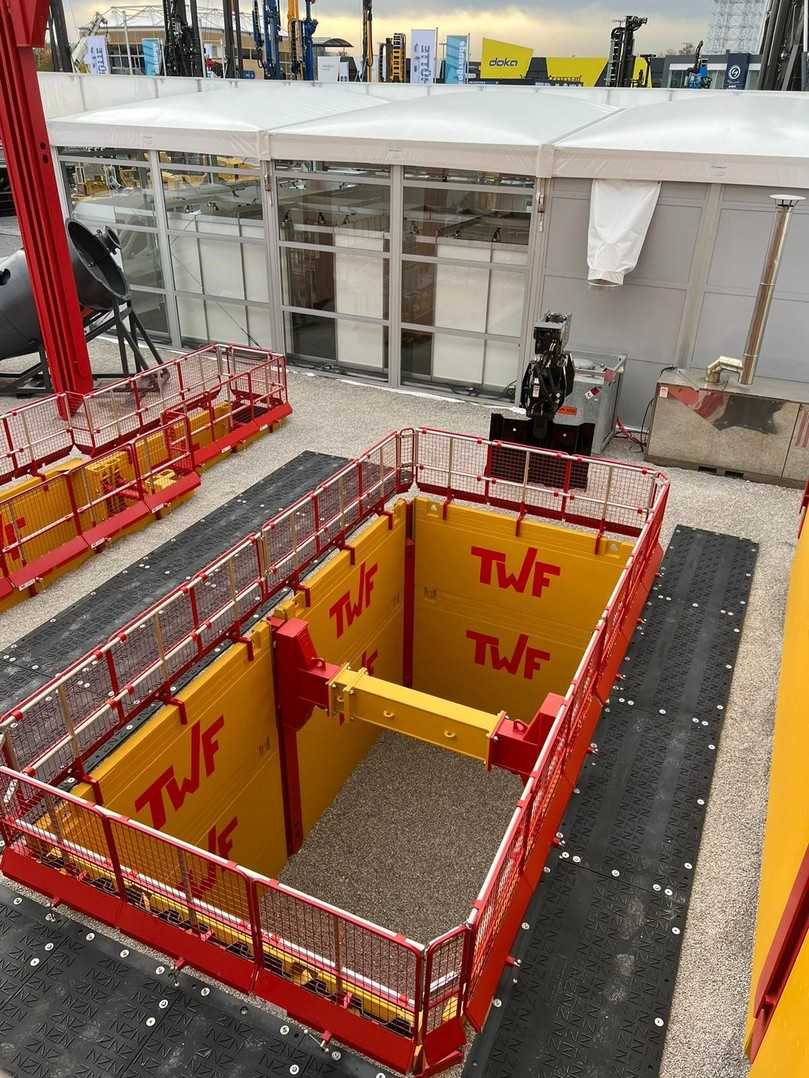 TWF-Absturzsicherung an TWF-Einfachgleitschienen-Verbausystem | Foto: TWF Tiefbautechnik TWF-Absturzsicherung an TWF-Einfachgleitschienen-Verbausystem | Foto: TWF Tiefbautechnik