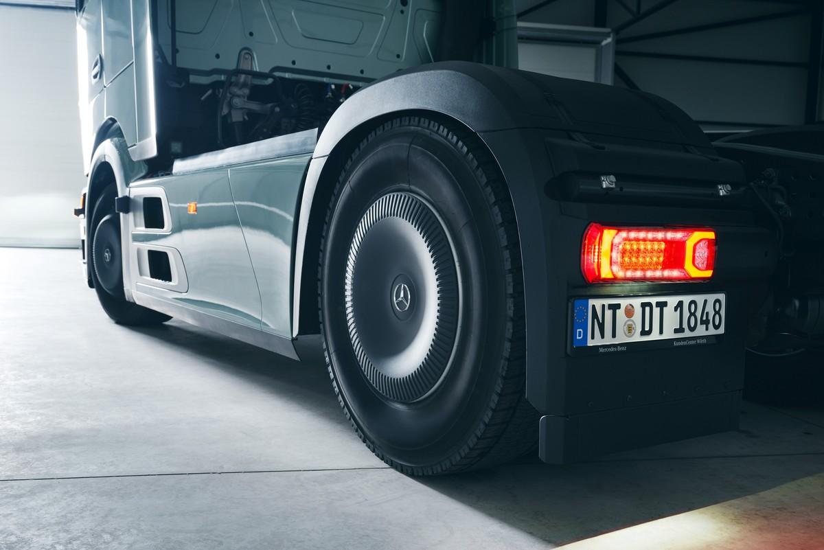 Zum Aero-Paket gehören rollwiderstandsarme Reifen und spezielle Radkappen an den Rädern. | Foto: Daimler Truck AG