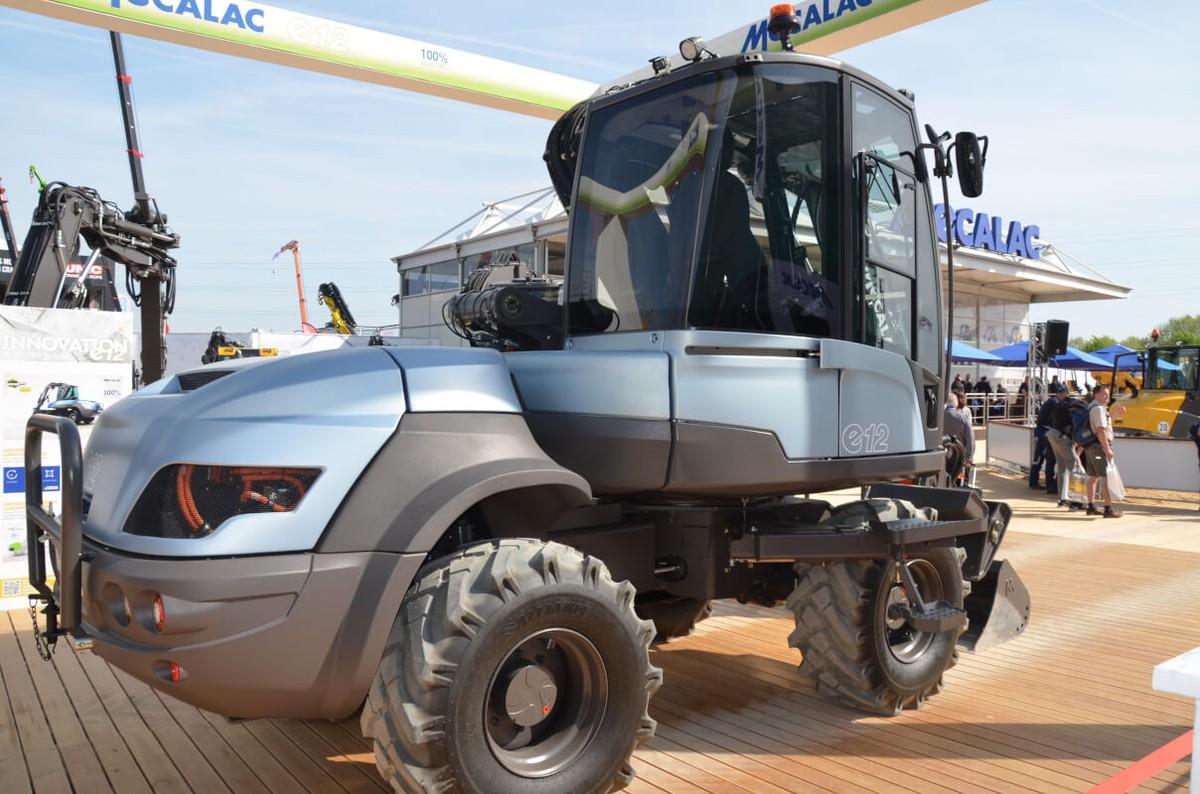 Seinen ersten vollelektrischen Bagger zeigte Mecalac auf der Intermat mit dem e12. Lithium-Eisenphosphat-Akkus versorgen über zwei Elektromotoren den Fahrantrieb und die Arbeitsausrüstung. Sie speichern nach Angaben von Mecalac genug Energie für einen ganzen Arbeitstag. Der e12 kommt Anfang 2019 auf den Markt. | Foto: B_I