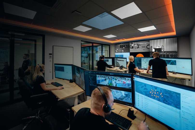 In der LivEye-Leitstelle prüfen Mitarbeiter eingehende Alarme und Videobilder in Echtzeit. | Foto: LivEye