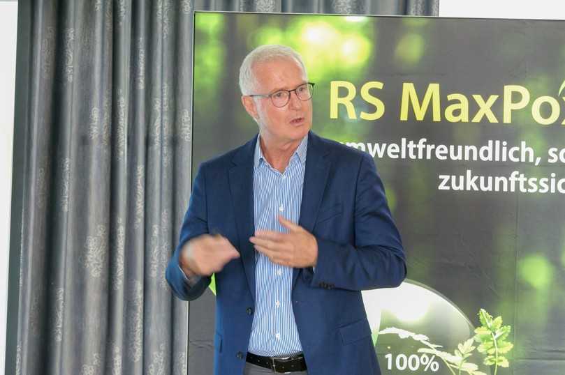 Andreas Haacker (Siebert+Knipschild) spricht beim 6.  Bergkamener Linertag über die Frage, wie Normen, Zulassungen und unabhängige Fremdüberwachung ineinandergreifen. | Foto: RS Technik