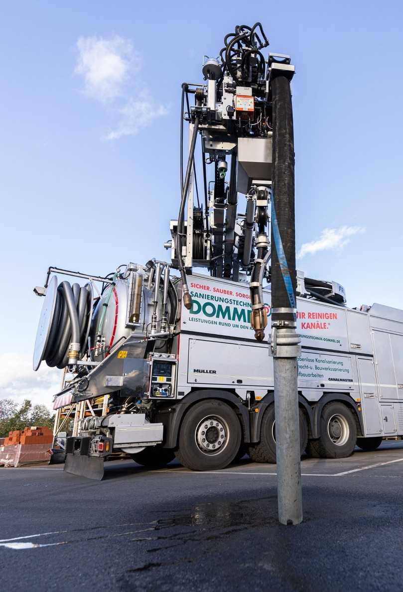 Der Fahrzeugaufbau verfügt über leistungsfähige Hochdruck- und Vakuumpumpen sowie einen schwenk- und teleskopierbaren Schlauchausleger. | Foto: Sanierungstechnik Dommel Der Fahrzeugaufbau verfügt über leistungsfähige Hochdruck- und Vakuumpumpen sowie einen schwenk- und teleskopierbaren Schlauchausleger. | Foto: Sanierungstechnik Dommel