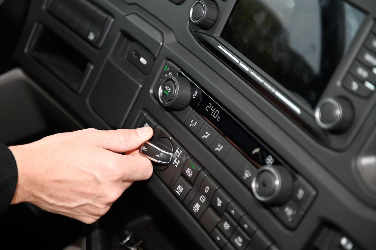 Per Drehschalter aktiviert der Fahrer die Längs- und Quersperren an den Hinterachsen. | Foto: QUATEX