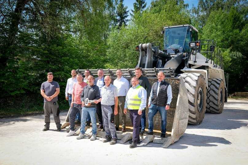 Übergabe im Steinbruch Dorste: Casea-Mitarbeiter und Experten von Schlüter für Baumaschinen bei der Einweisung am maßgeschneiderten Großradlader. | Foto: Schlüter Baumaschinen Übergabe im Steinbruch Dorste: Casea-Mitarbeiter und Experten von Schlüter für Baumaschinen bei der Einweisung am maßgeschneiderten Großradlader. | Foto: Schlüter Baumaschinen
