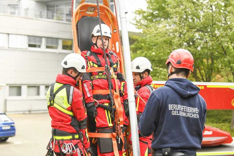 Ein Verletzter wird aus dem IKT-Forschungskanal hochgehievt. | Foto: IKT