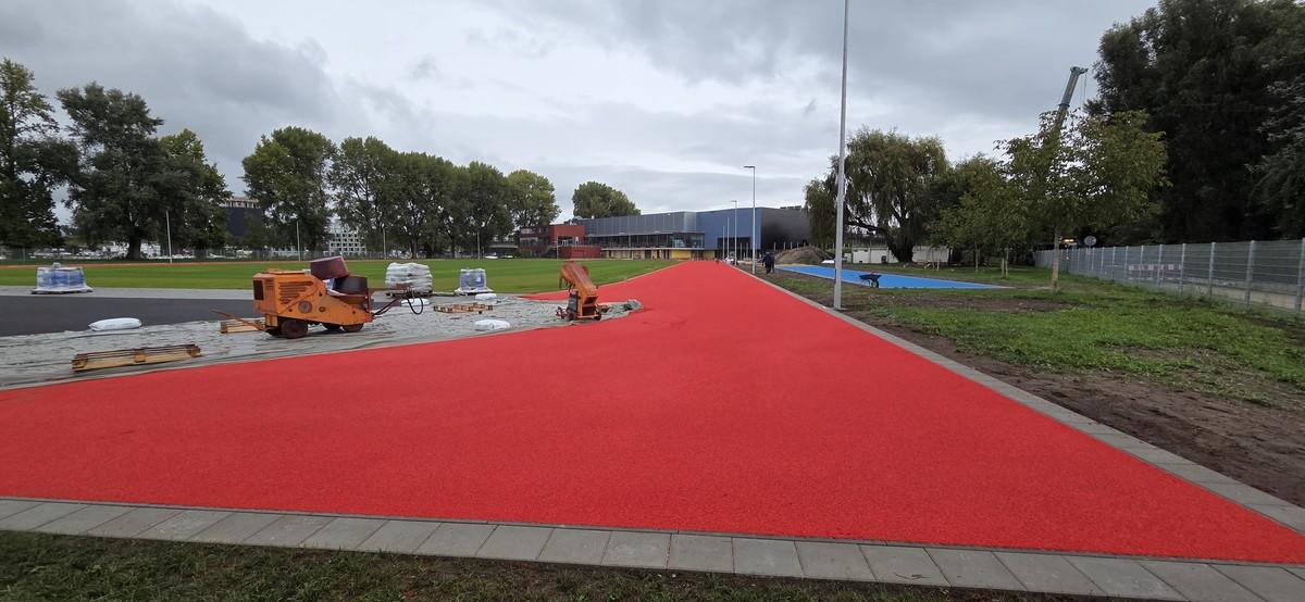 Die neue Tartanbahn - auf ihr werden nach Regenfällen keine Pfützen mehr stehen. | Foto: Storz