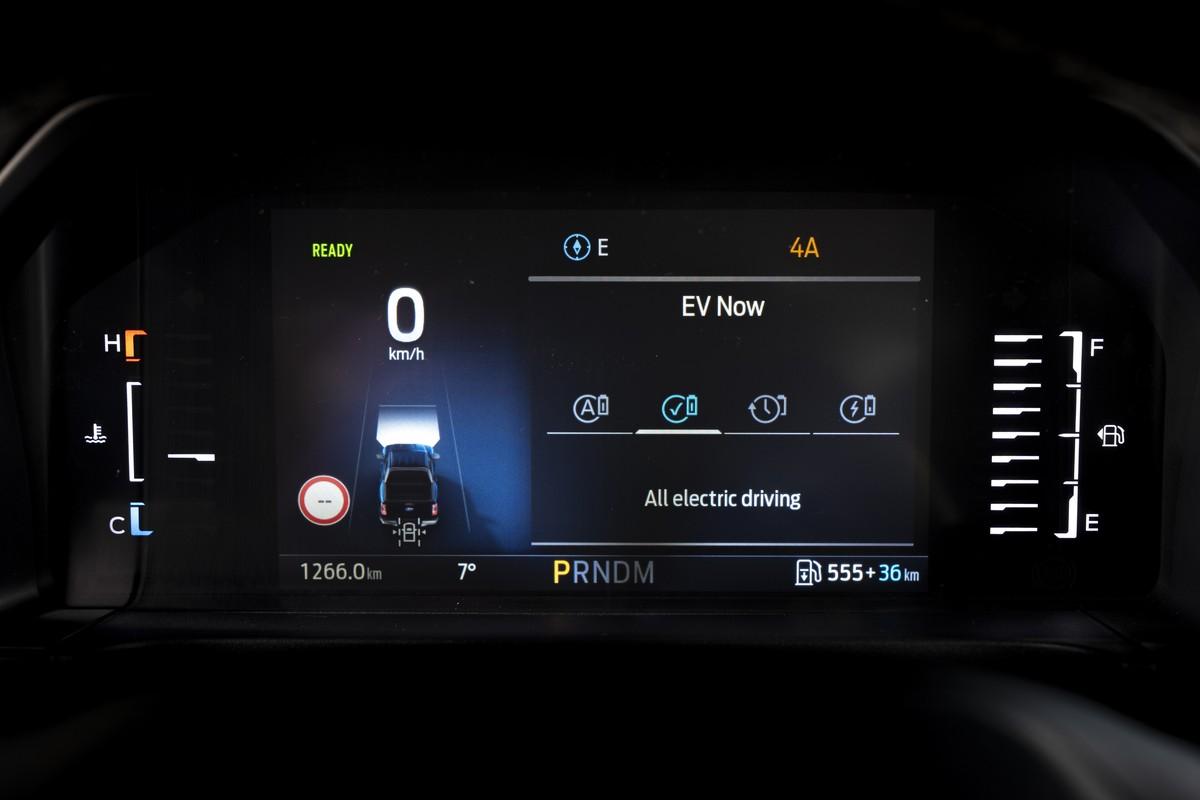 Das übersichtliche Farbdisplay hinterm Lenkrad zeigt dem Fahrer an, was Sache ist. | Foto: Ford Pro