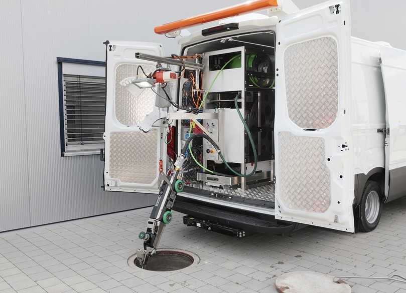 Pipetronics-Fräsroboter eCutter EF 250 an der eMulti-Roboteranlage für Schäden im Kanal von DN 250 - 600 (800) | Foto: Pipetronics GmbH & Co. KG Pipetronics-Fräsroboter eCutter EF 250 an der eMulti-Roboteranlage für Schäden im Kanal von DN 250 - 600 (800) | Foto: Pipetronics GmbH & Co. KG