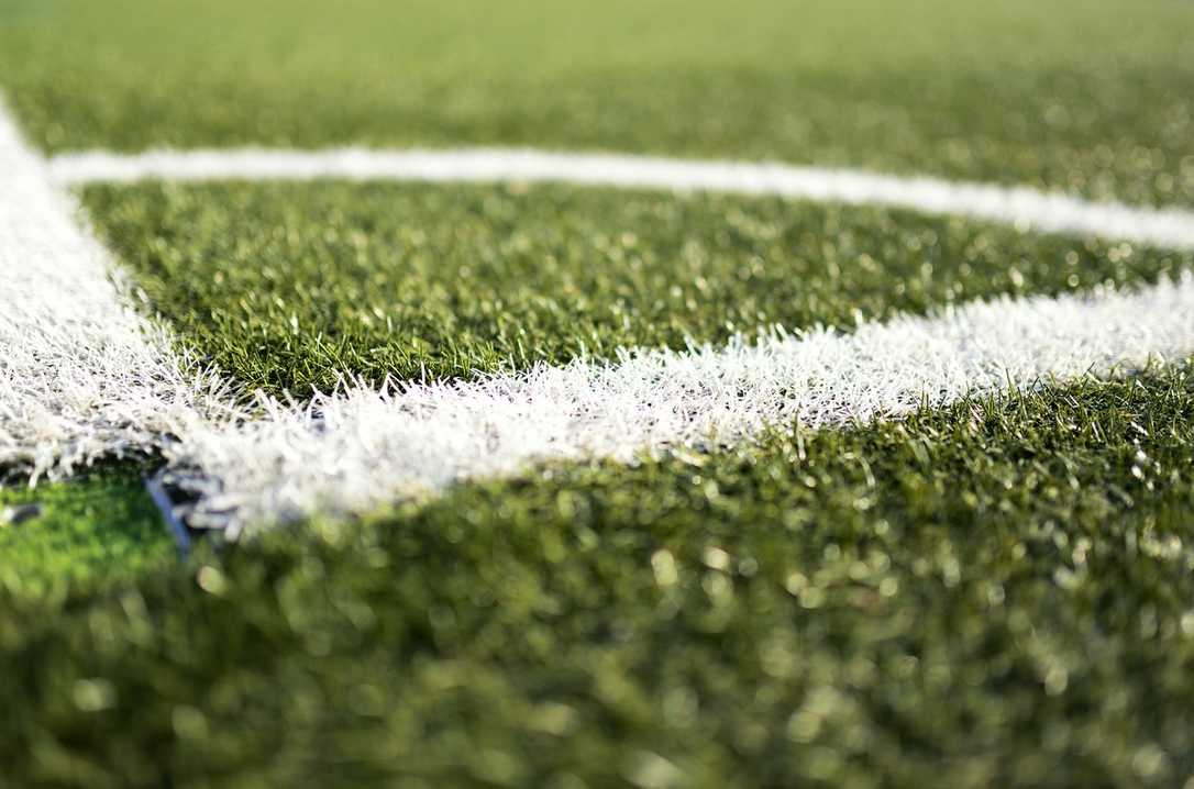 Nachhaltiger Sportrasen: Wie neue Pflegekonzepte den Rasen trockenresistenter machen
