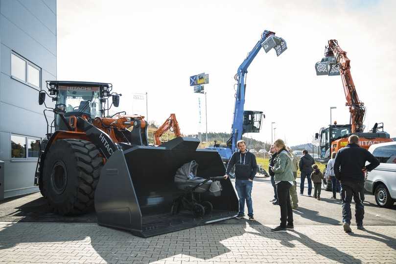 Die Kiesel-Kunden wissen die Qualitäten der Hitachi-Maschinen zu schätzen - und sei es nur als Schattenspender für den Nachwuchs. | Foto: Kiesel Die Kiesel-Kunden wissen die Qualitäten der Hitachi-Maschinen zu schätzen - und sei es nur als Schattenspender für den Nachwuchs. | Foto: Kiesel