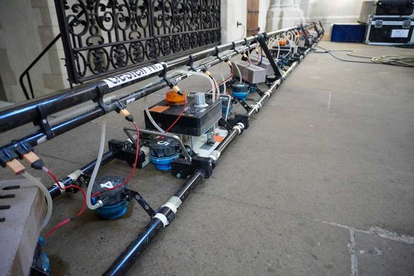 Mit dem „Electronical Cavity Scan“-Messgestell wird der Baugrund unter dem Dom zerstörungsfrei untersucht. | Foto: FH Münster/Lucie Golde