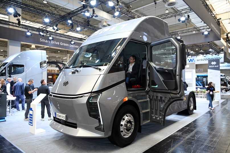 Die batterieelektrische Sattelzugmaschinen DeepWay Star 513 4x2 besitzt hinten angeschlagene Türen. | Foto: FH Die batterieelektrische Sattelzugmaschinen DeepWay Star 513 4x2 besitzt hinten angeschlagene Türen. | Foto: FH