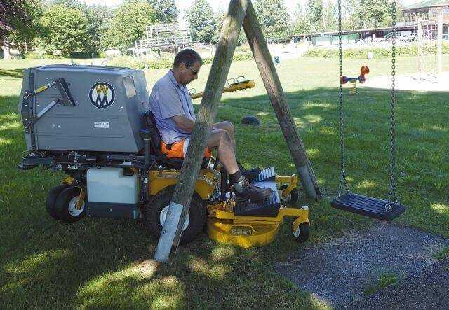 Dank seiner Wendigkeit putzt der Frontmäher mit Nullwendekreis auch das Gras zwischen diesen Schaukelstangen problemlos aus.
