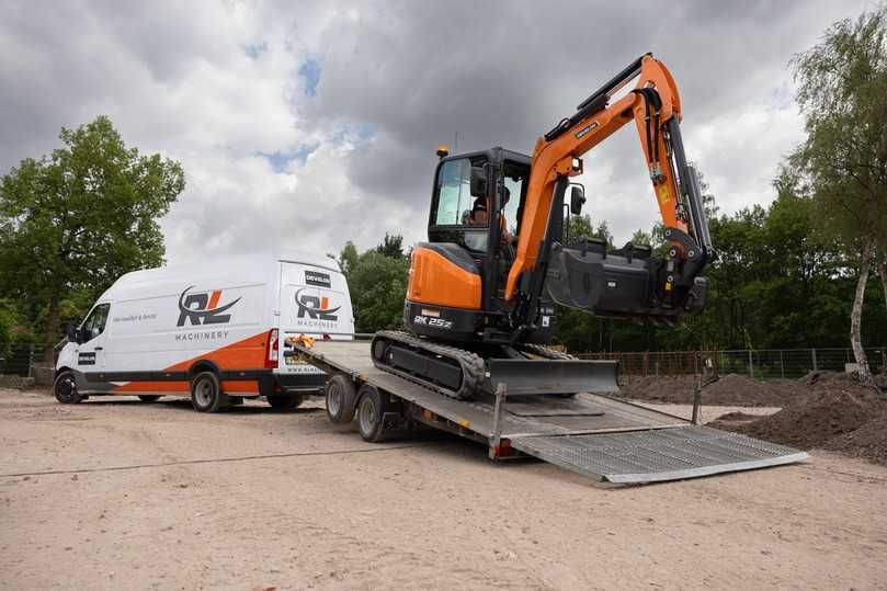 Der DX25Z-7 kann mit einem Satz Löffel und einem Hydraulikhammer auf einem Anhänger transportiert werden. | Foto: Develon