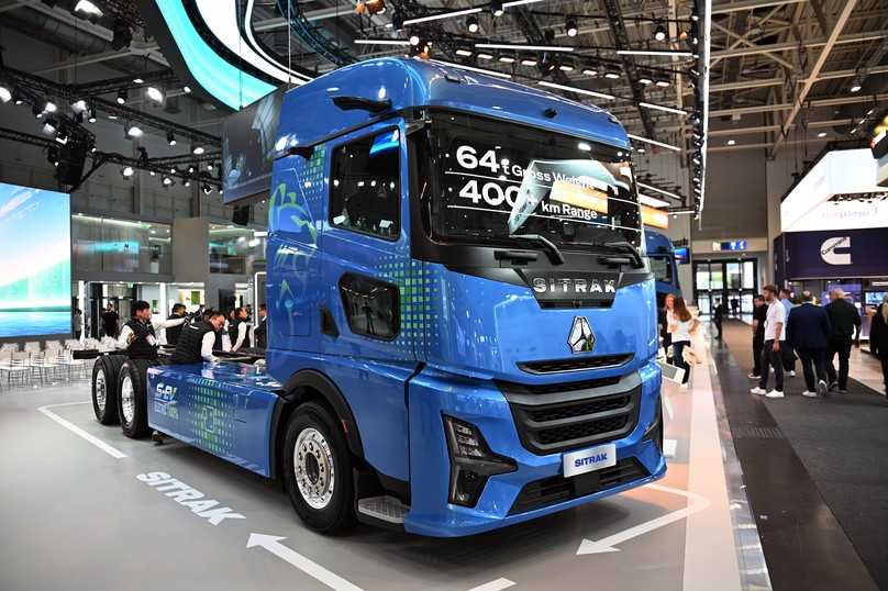 Als dreiachsige Sattelzugmaschine besitzt der Sitrak 6x2 S-EV eine leistungsstarke E-Achse mit bis zu 450 kW Spitzenleistung und rund 400 km Reichweite. | Foto: FH Als dreiachsige Sattelzugmaschine besitzt der Sitrak 6x2 S-EV eine leistungsstarke E-Achse mit bis zu 450 kW Spitzenleistung und rund 400 km Reichweite. | Foto: FH