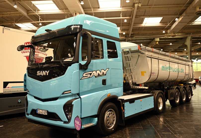 Der elektrische Sany-Sattelzugmaschine vom Typ e263 S lässt sich mit Kipphydraulik für den Baustofftransport ausrüsten. | Foto: FH Der elektrische Sany-Sattelzugmaschine vom Typ e263 S lässt sich mit Kipphydraulik für den Baustofftransport ausrüsten. | Foto: FH