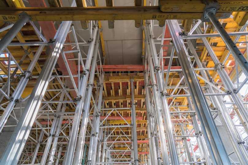 Um die Raumhöhen von bis zu 7,8 m sicher zu überspannen, setzte Implenia NOEprop-Stützentürme ein. | Foto: NOE Schaltechnik Um die Raumhöhen von bis zu 7,8 m sicher zu überspannen, setzte Implenia NOEprop-Stützentürme ein. | Foto: NOE Schaltechnik