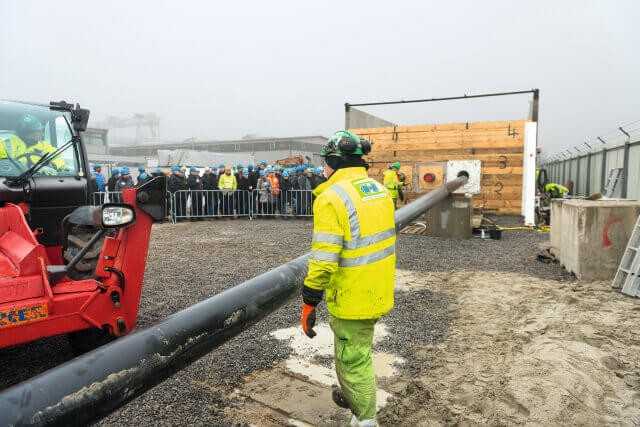Mit dem Rückzug der Stahlvortriebsrohre wird das Hüllrohr aus HDPE eingezogen. | Abbildungen und Fotos: Herrenknecht Mit dem Rückzug der Stahlvortriebsrohre wird das Hüllrohr aus HDPE eingezogen. | Abbildungen und Fotos: Herrenknecht