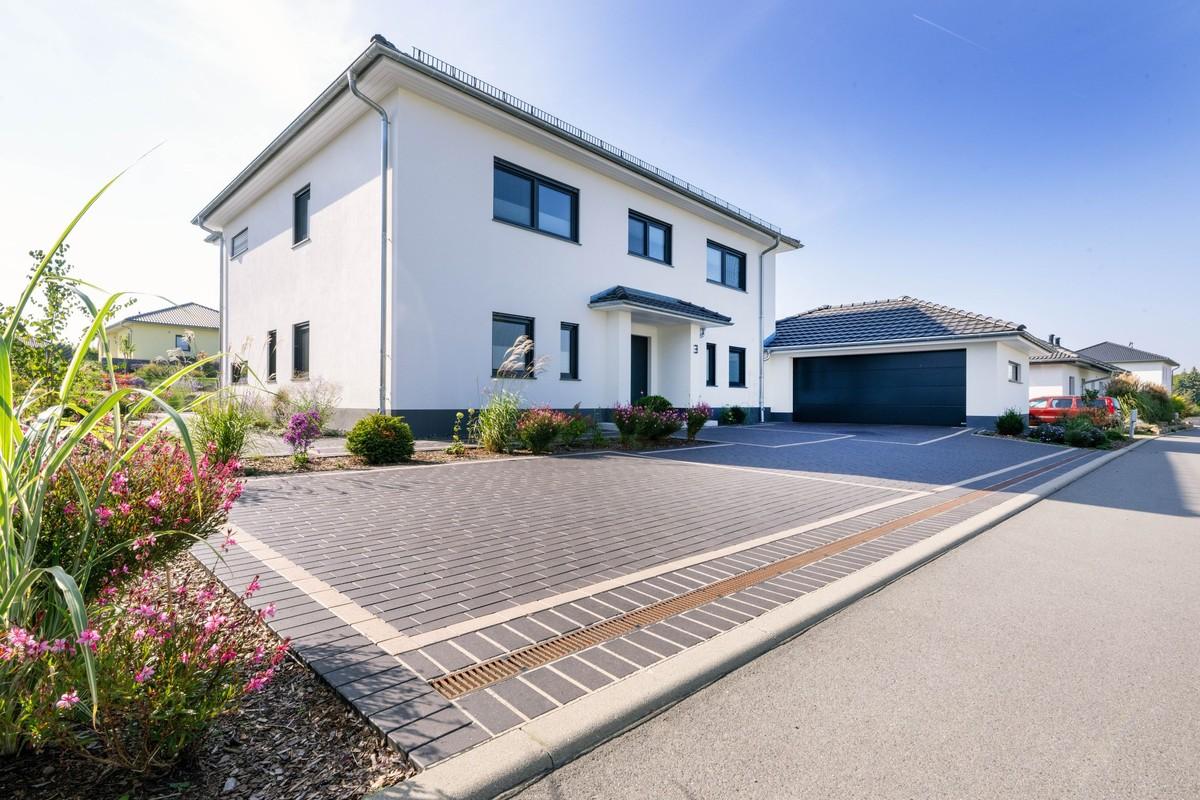 Auch große gepflasterte Flächen lassen sich einfach pflegen uns instand halten. | Foto: Vandersanden