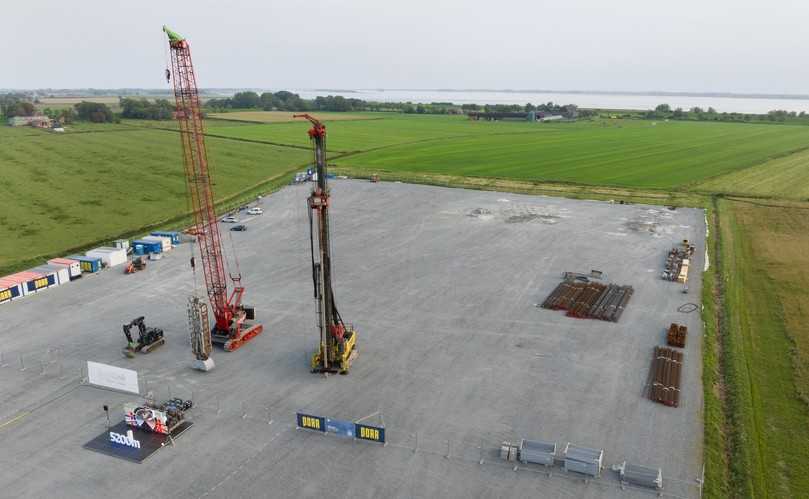 Die Großgeräte für den Spezialtiefbau stehen auf dem Baufeld in Wewelsfleth bereit für die Pfahlgründungen. | Foto: Porr