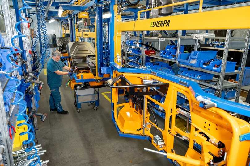 Die ersten akkubetriebenen Hochgras-Aufsitzmäher AS 920 ESherpa 2WD sind vom Band gelaufen. | Foto: AriensCo GmbH