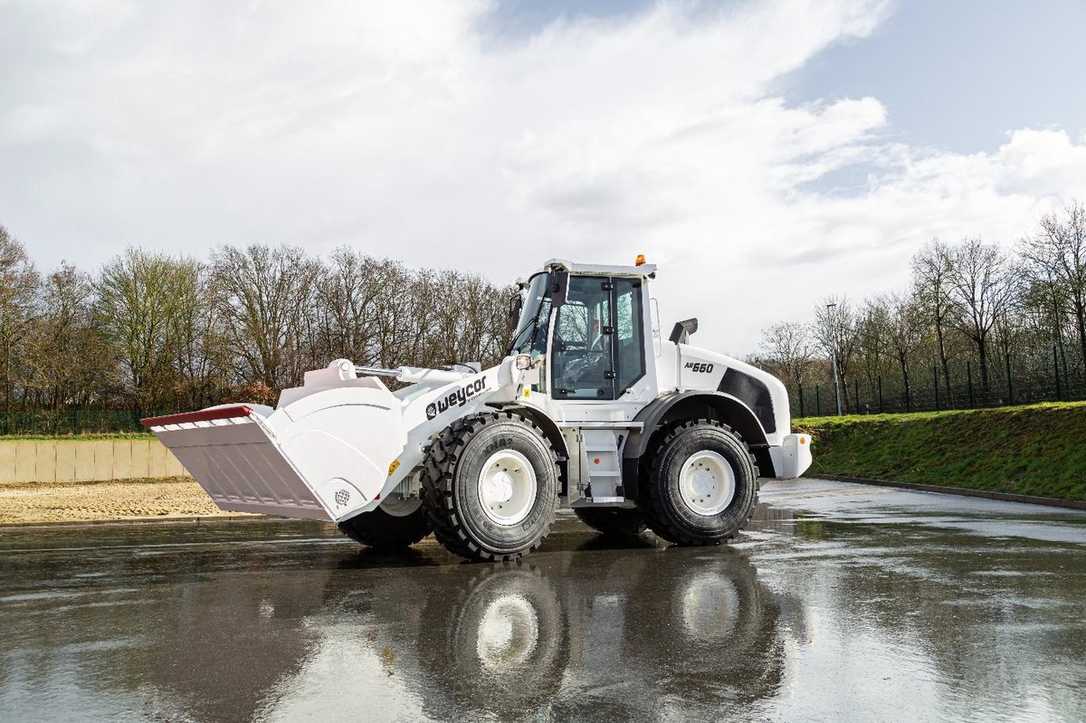 Radlader für UN-Einsätze: Weycor liefert modifizierte AR660