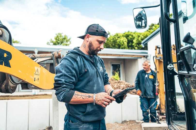 Papierlose Baustellendokumentation: Über Tablet und App werden Bautagesberichte, Aufmaße oder Planungsdetails direkt am Gerät erfasst und mit dem Büro synchronisiert, was den administrativen Aufwand deutlich reduziert. | Foto: Dataflor