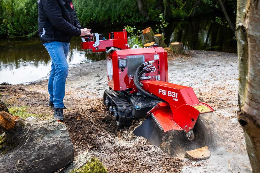 Neue StubbenfrĂ€se von FSI fĂŒr beengtre PlatzverhĂ€ltnisse und mit stĂ€rkerem Motor Neue StubbenfrĂ€se von FSI fĂŒr beengtre PlatzverhĂ€ltnisse und mit stĂ€rkerem Motor