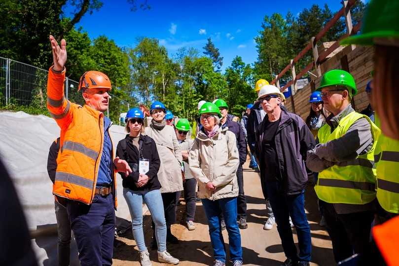 Bei der Baustellenführung in der Dresdner Heide wurde das Kanalbauprojekt für die Industrieversorgung erklärt – ein Großvorhaben mit Microtunneling-Technik. | Foto: André Wirsig