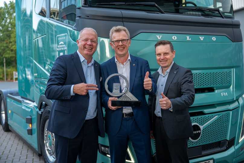 Stolz auf die Auszeichnung (v.l.): Martin Lundstedt, President und CEO der Volvo Group, Roger Alm, Executive Vice President der Volvo Group und President Volvo Trucks, sowie Jens Holtinger, Chief Technology Officer der Volvo Group, mit dem International Truck of the Year Award 2027 | Foto: Volvo Trucks