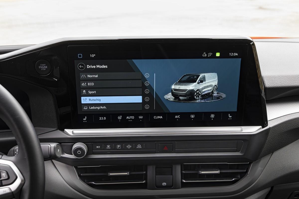 Das 13-Zoll große Multimedia-Display rechts arbeitet als digitaler Touchscreen und hält verschiedene Einstellmöglichkeiten bereit. | Foto: VW Nutzfahrzeuge