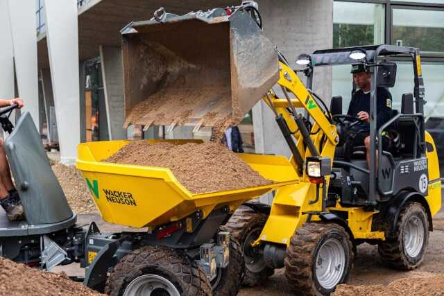 Der elektrische Radlader WL20e und der Elektro-Raddumper DW15e sind mit einer hochwertigen AGM-Batterie („Absorbent Glass Mat“) ausgestattet, die sich durch eine besonders einfache Handhabung und geringen Wartungsaufwand auszeichnet.