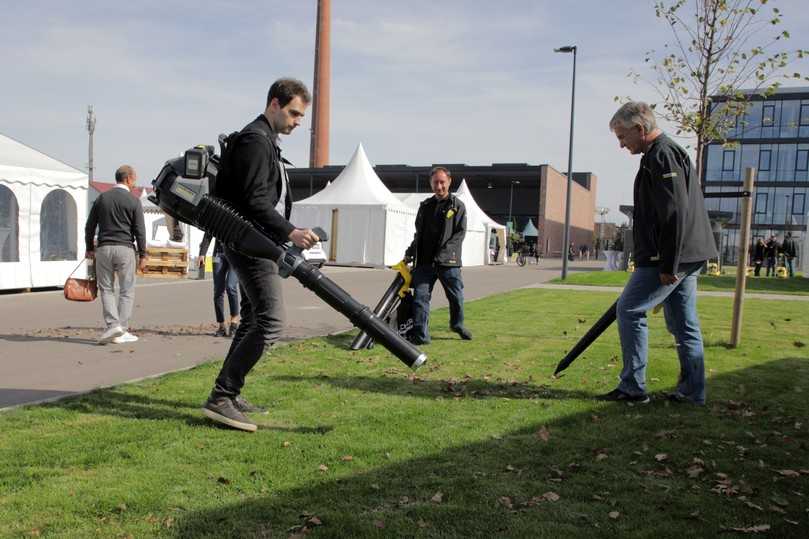 B_I galabau-Redakteur Lasse Lommel erprobt ein Vorserienmodell des rucksackmontierten Laubbläsers. Die angenehm starke Leistung überzeugt im Kurztest, reicht aber nicht für den Flug ins Universum. B_I galabau-Redakteur Lasse Lommel erprobt ein Vorserienmodell des rucksackmontierten Laubbläsers. Die angenehm starke Leistung überzeugt im Kurztest, reicht aber nicht für den Flug ins Universum.