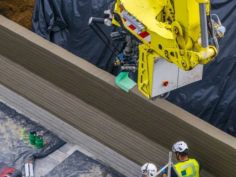 Der Drucker Instatiq P1 verbindet bewährte Baumaschinentechnik mit hochpräziser Robotik und setzt digitale Entwurfsdaten direkt auf der Baustelle um. | Foto: Heidelberg Materials/Aleksej Keksel