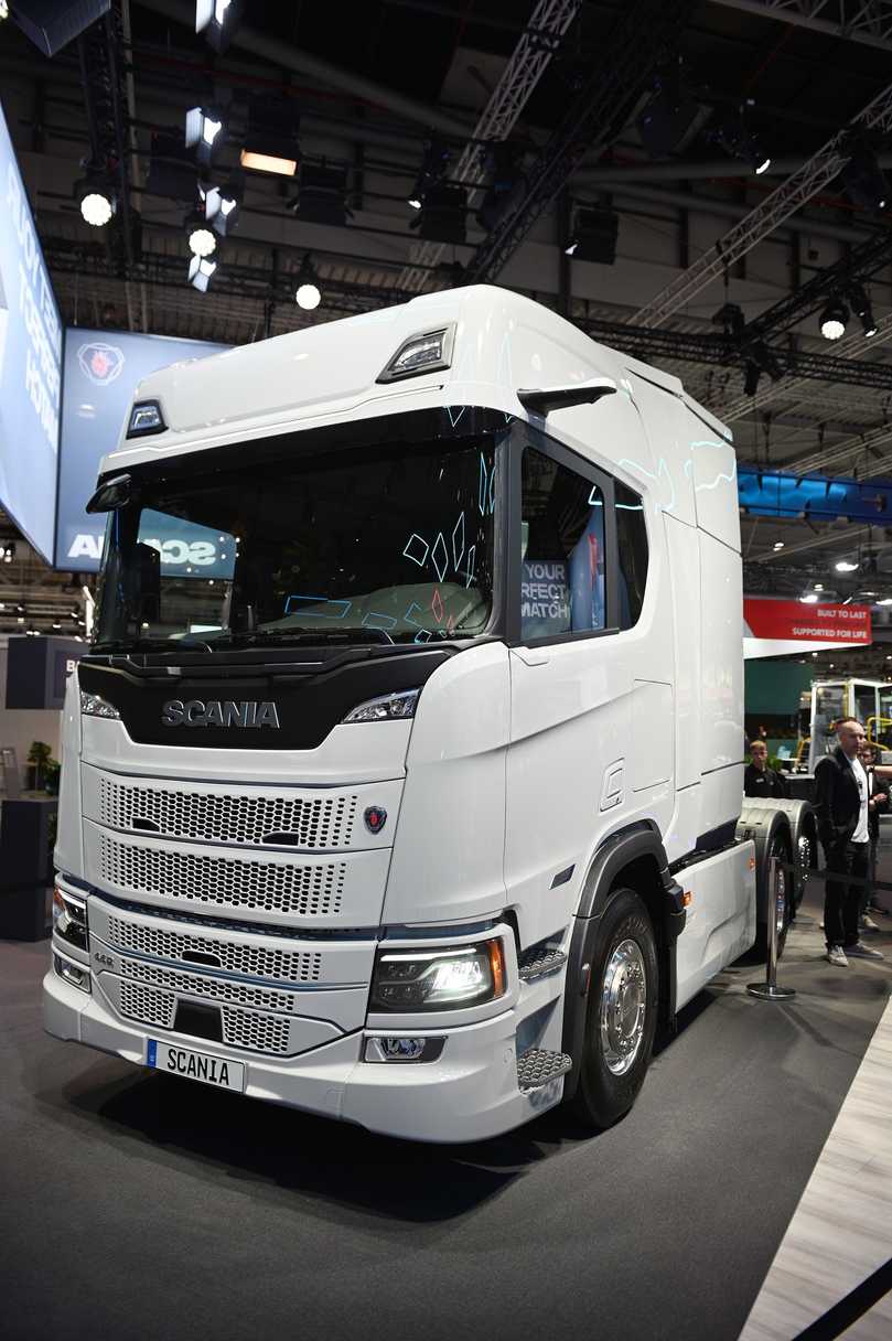 Die Scania Dreiachs-Sattelzugmaschine BEV 44 R 6x2 besitzt hinterm Fahrerhaus zwei zusätzliche Akkus, was die Gesamtkapazität auf 801 kWh und die Reichweiten auf 700 Kilometer steigert. | Foto: FH