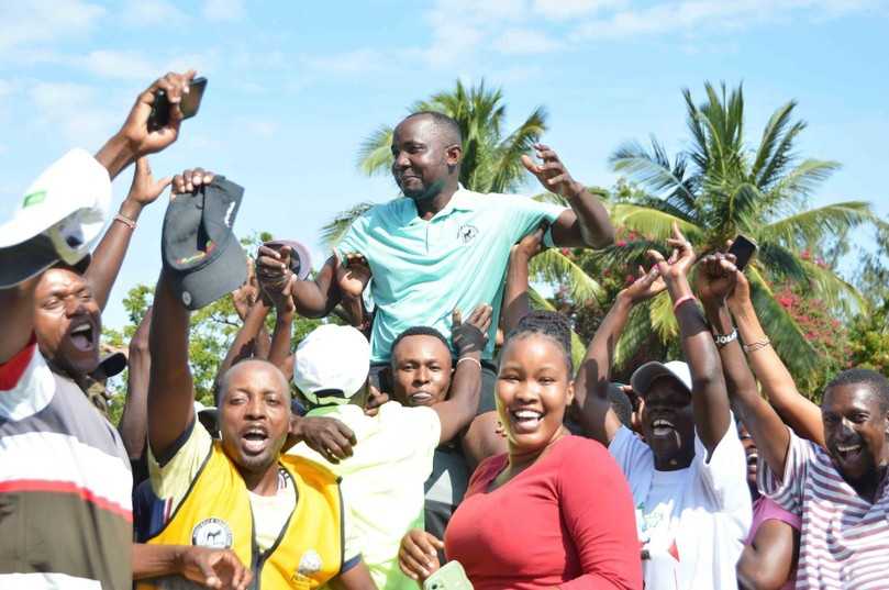 Auf Händen getragen: William Odek wird von seinen ehemaligen Caddie-Kollegen nach seinem überraschenden Erfolg der Strokeplay Championships frenetisch gefeiert. | Foto: Swietelsky-Faber