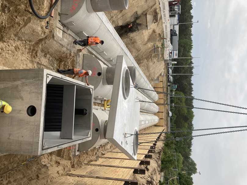 Montage des Lamellenklärers. Hier wird die Abdeckung aufgesetzt. Im Hintergrund sind die Sickertunnel zu sehen. | Foto: Mall