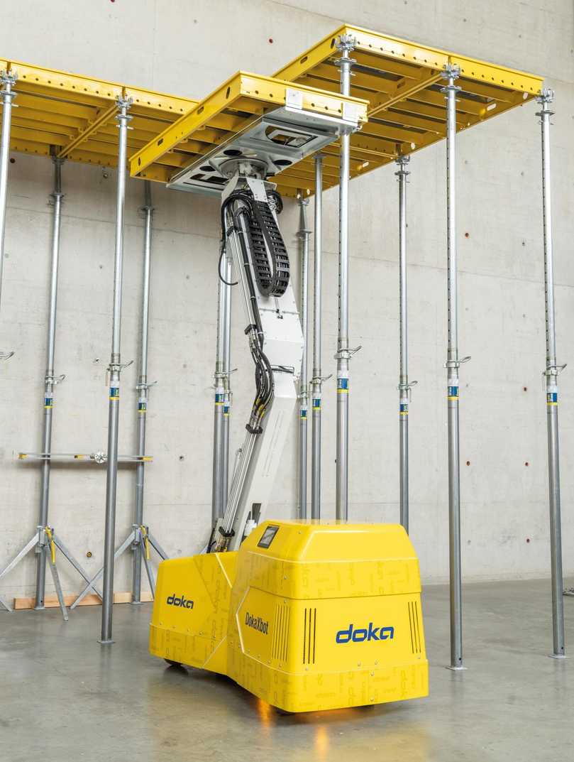 Der Star bei Doka auf der Bauma: Mit dem Roboter DokaXbot lassen sich Elemente und Rahmen der Deckenschalung semi-automatisch anheben und einlegen. | Foto: Doka Der Star bei Doka auf der Bauma: Mit dem Roboter DokaXbot lassen sich Elemente und Rahmen der Deckenschalung semi-automatisch anheben und einlegen. | Foto: Doka