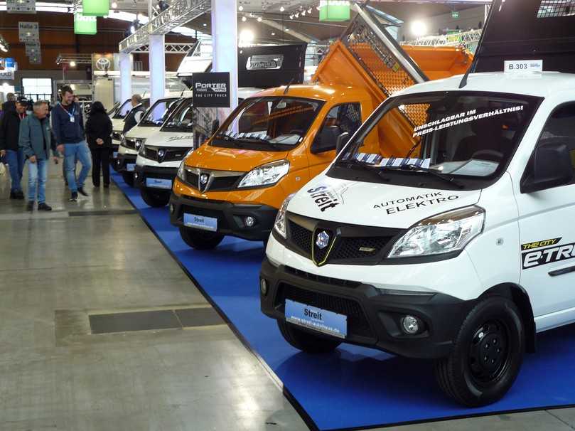 Breite Palette in Reih und Glied: Piaggio Porter NP6 in mannigfacher Ausführung. | Foto: Randolf Unruh