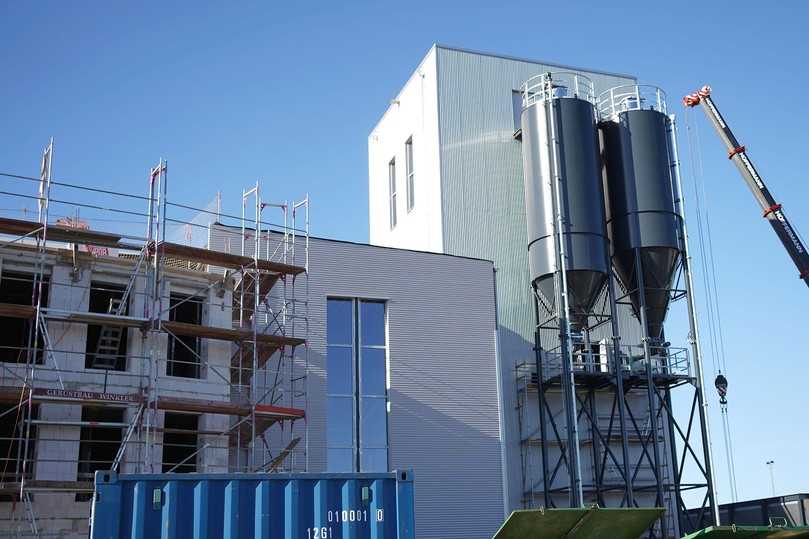 Turm der Sandaufbereitungsanlage mit zwei Silos für Neusand und Bentonit | Foto: Hydrotec Technologies Turm der Sandaufbereitungsanlage mit zwei Silos für Neusand und Bentonit | Foto: Hydrotec Technologies