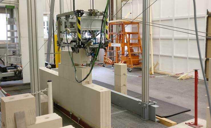 Kollege Roboter mauert Kalksandstein-Wände Kollege Roboter mauert Kalksandstein-Wände