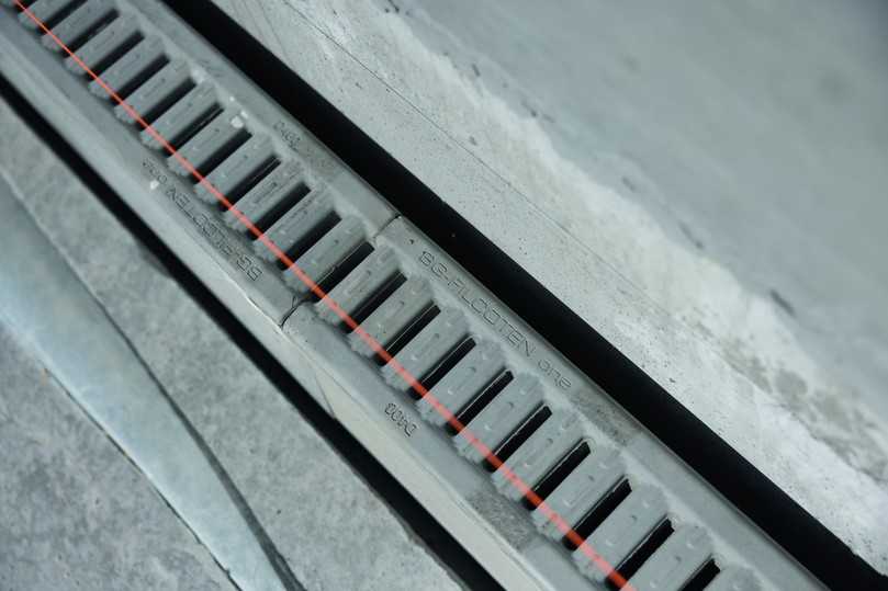 Die Trapezform der Rinne sichert automatisch den notwendigen Abstand für den Fugenverguss. | Foto: BG-Graspointner