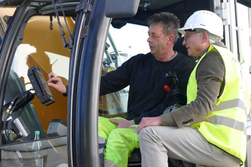 Einblick in die Praxis: Minister Strobl lässt sich die digitale Steuerung im Bagger zeigen. | Foto: MTS