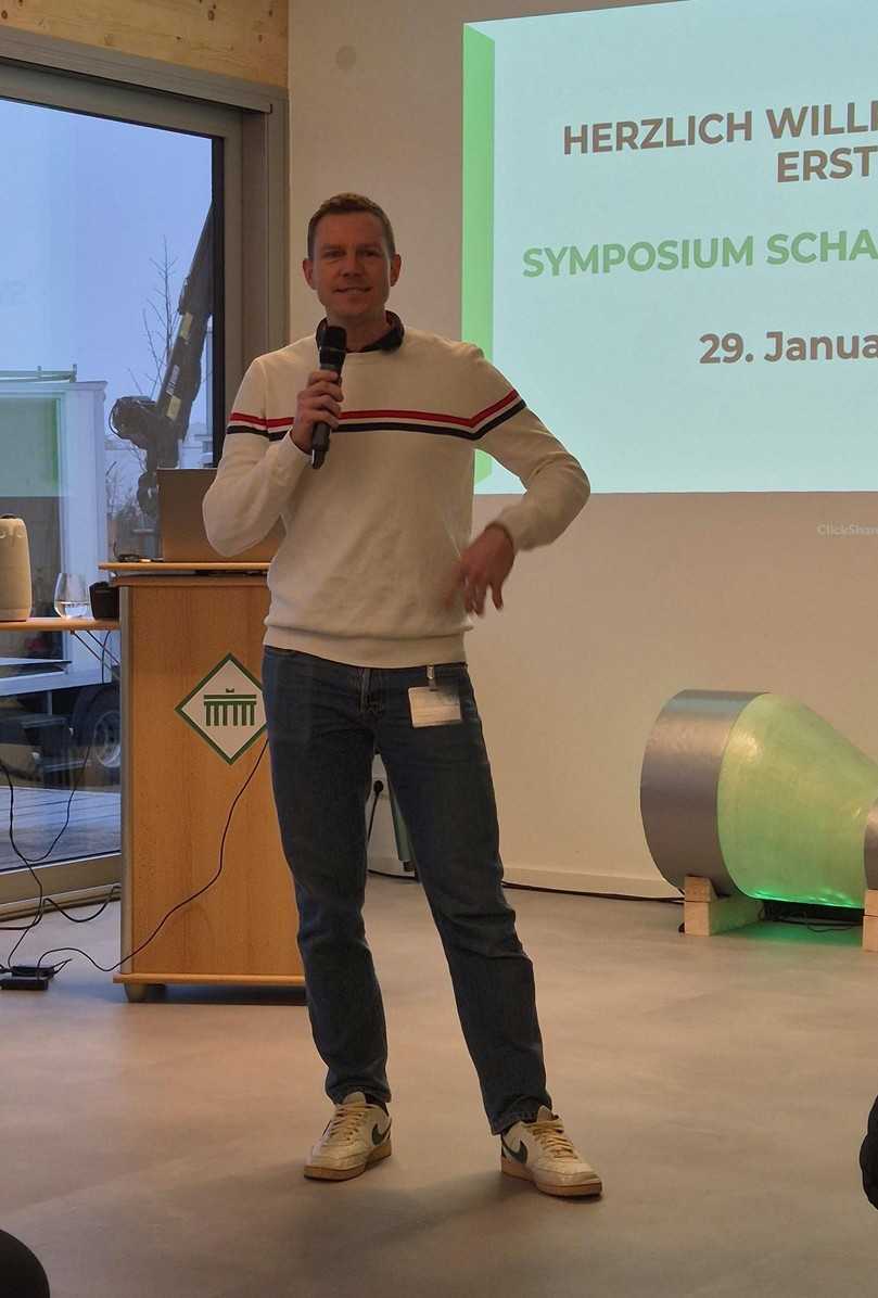 Tim Brandenburger begrüßte die Teilnehmer und freute sich über das große Interesse am 1. Symposium Schachtsanierung. | Foto: B_I/zu Eulenburg
